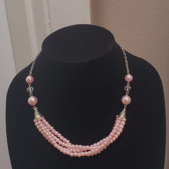Light Pink Embedded Beaded Necklace. 🌴 - Picture 2 of 6